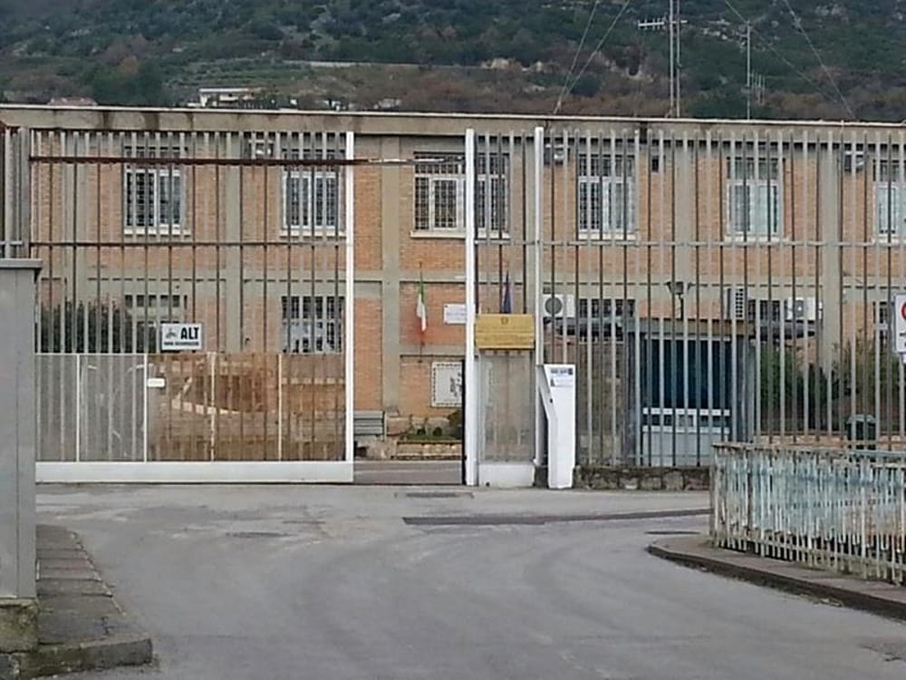 Prova a consegnare telefonini e droga al cliente detenuto: denunciato avvocato a Salerno