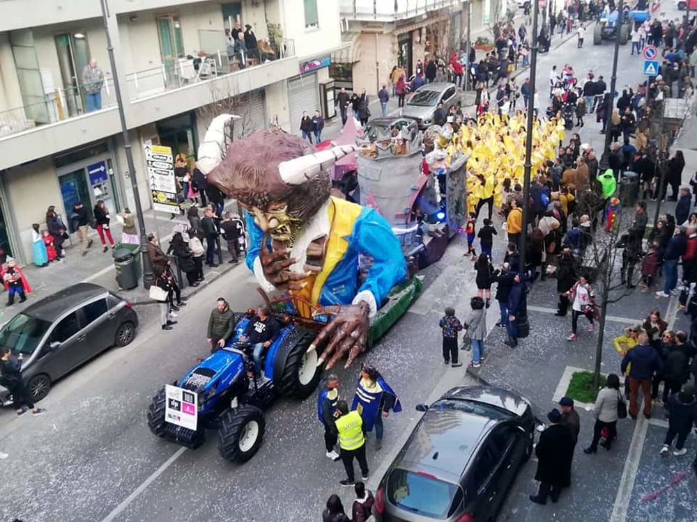 Colori e allegria con i carri a Pontecagnano, nuovo appuntamento a Carnevale