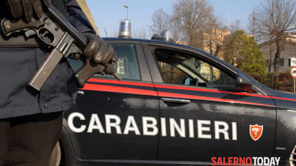 Colpi di pistola contro un bar a Sarno: è caccia a due banditi