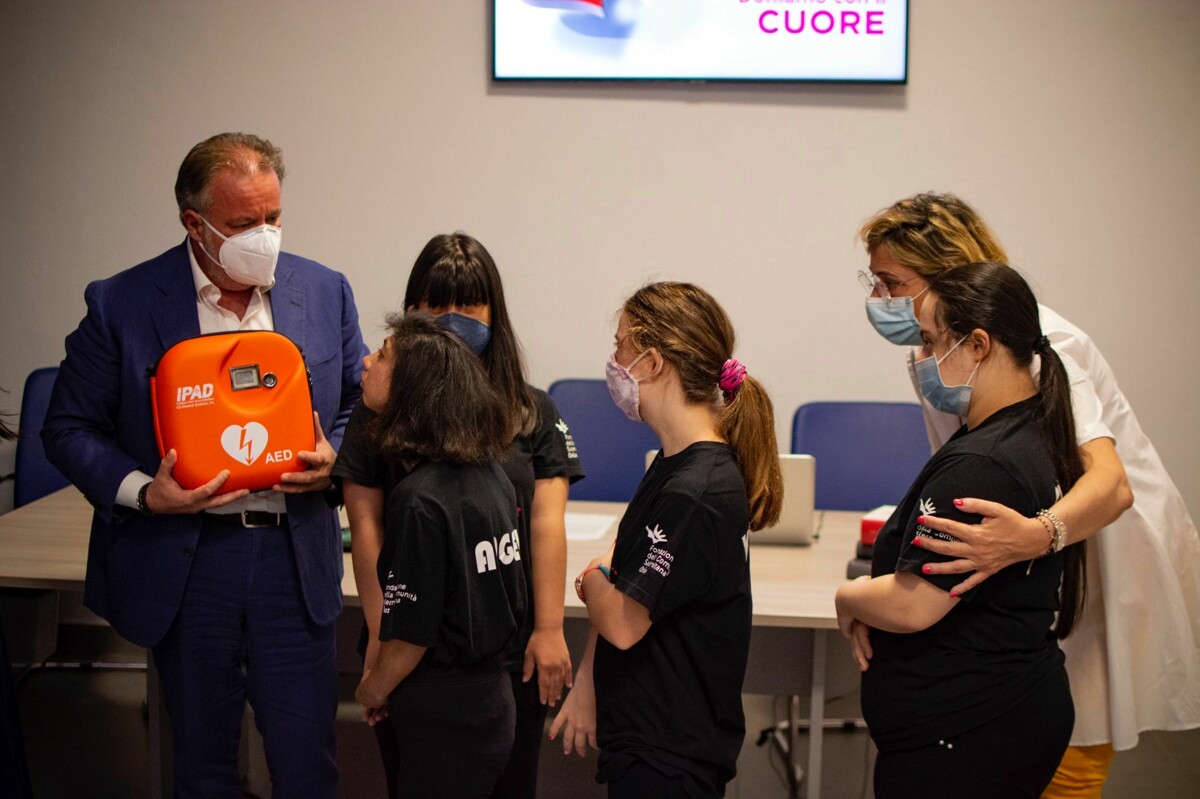 Salerno, la Fondazione Picentia dona un defibrillatore all’Asd Popilia