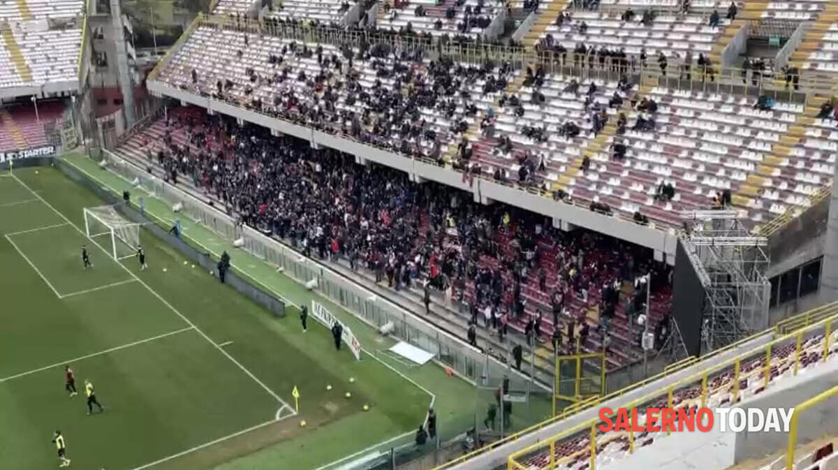 “Noi vogliamo questa vittoria”, i tifosi incoraggiano la Salernitana: il video