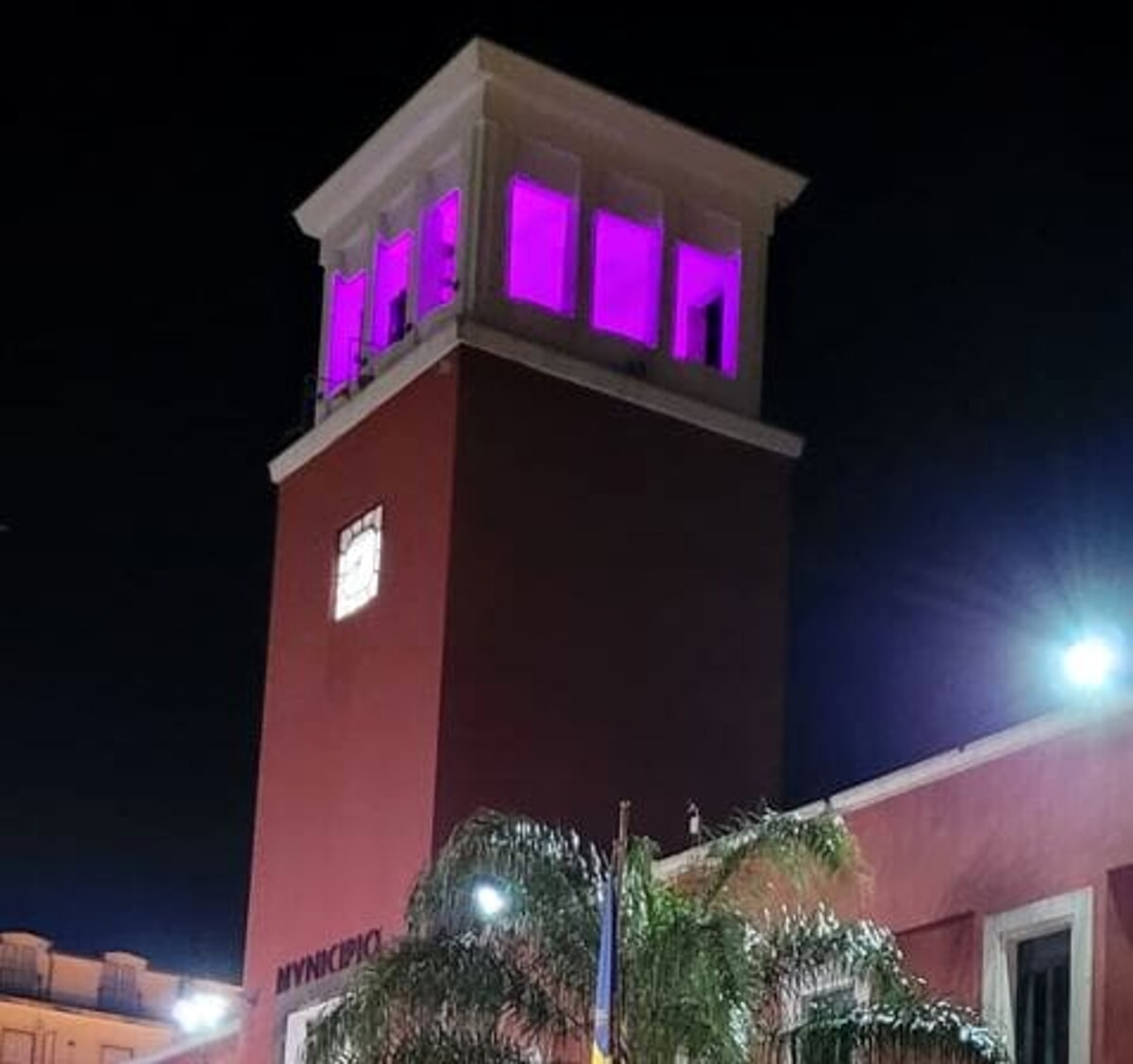 Battipaglia, Giornata Internazionale dell’Epilessia: la torre del Comune si illumina di viola