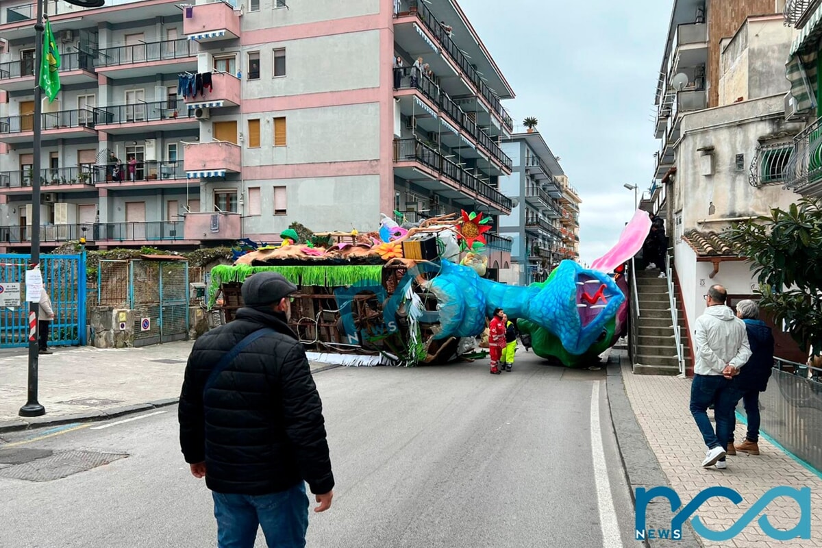 Tensione al Gran Carnevale di Maiori, si ribalta uno dei Carri: sospesa la sfilata