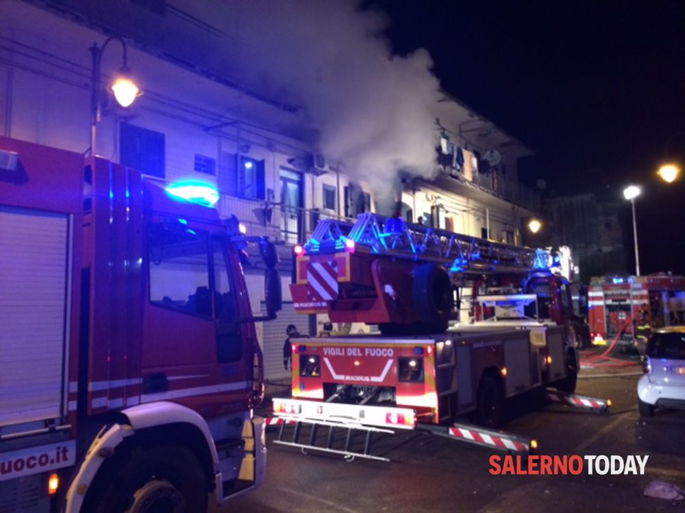 Incendio in un bar di Pagani: si segue la pista dolosa