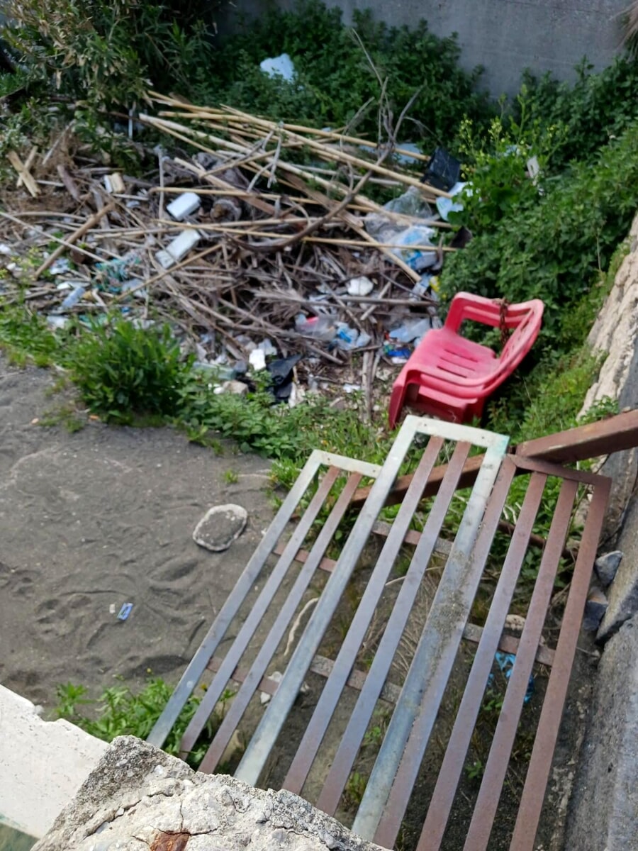 Rifiuti sulla spiaggia e area nel degrado sul Lungomare Marconi: la denuncia