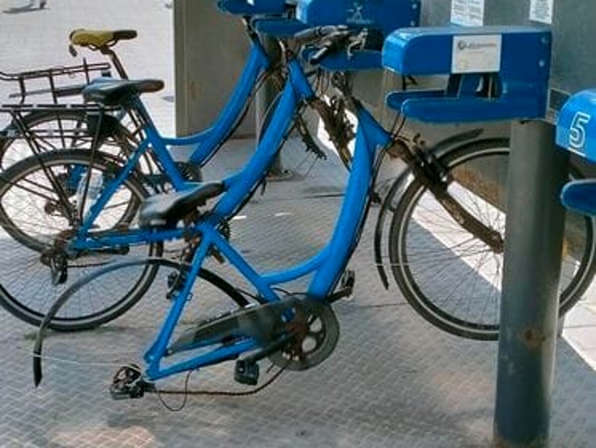 Ladri in azione al “bike sharing” di Piazza della Concordia: rubate le ruote alle biciclette