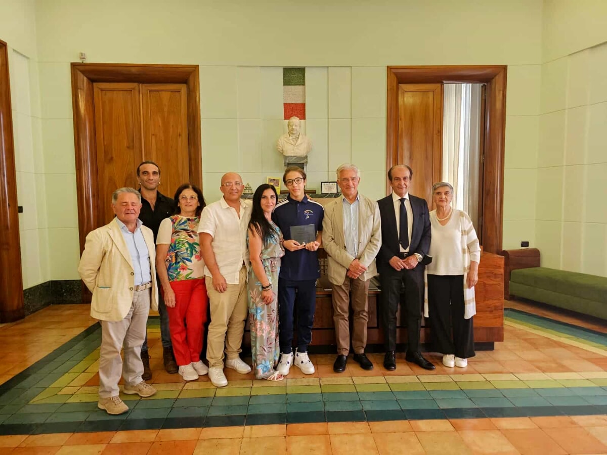 Salerno, il giovane campione di scherma Di Martino al Comune: “Dedico la vittoria a mio nonno”