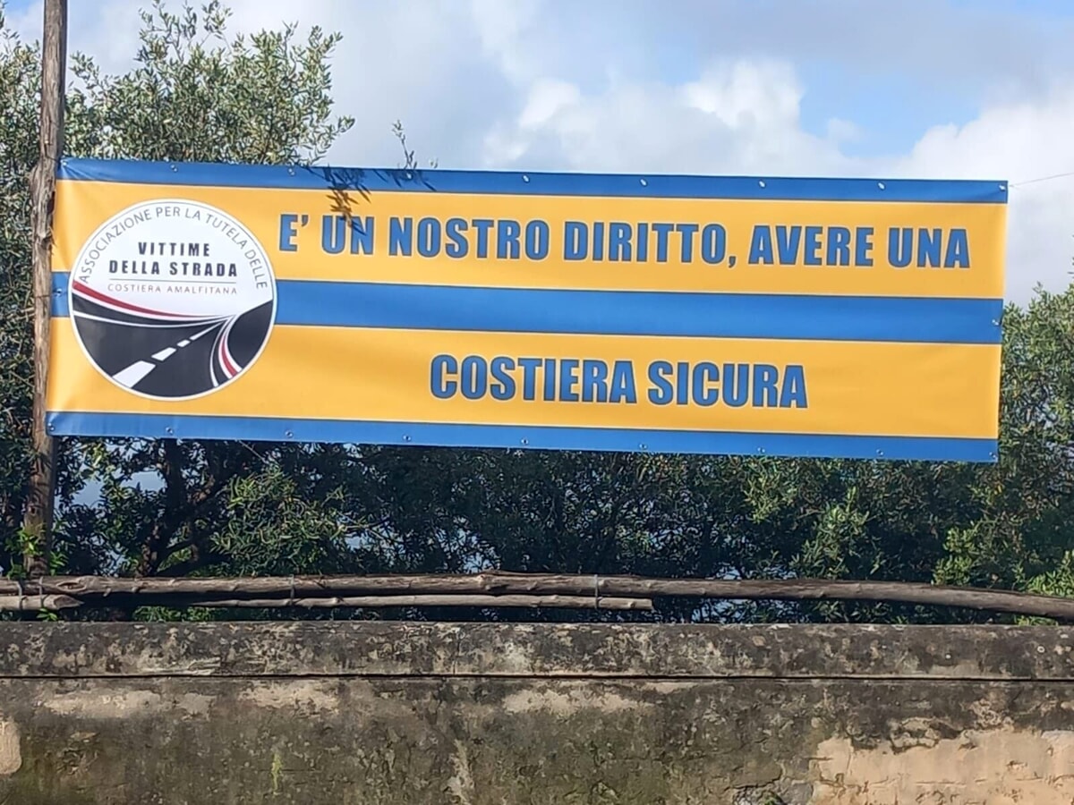 Sicurezza in Costiera: spuntano cartelli di protesta sul percorso del Giro d’Italia, ciclista cade nella curva del bus precipitato