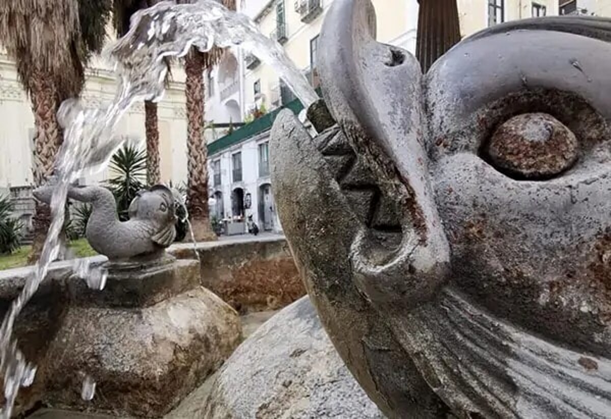 Sconcerto nel centro storico: vandalizzata la fontana dei delfini in Largo Conforti