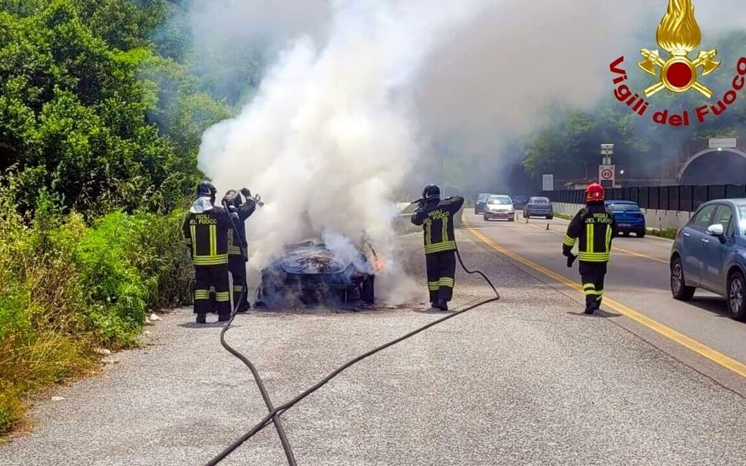 Auto in fiamme sul raccordo Salerno-Avellino: paura per quattro ragazzi salernitani