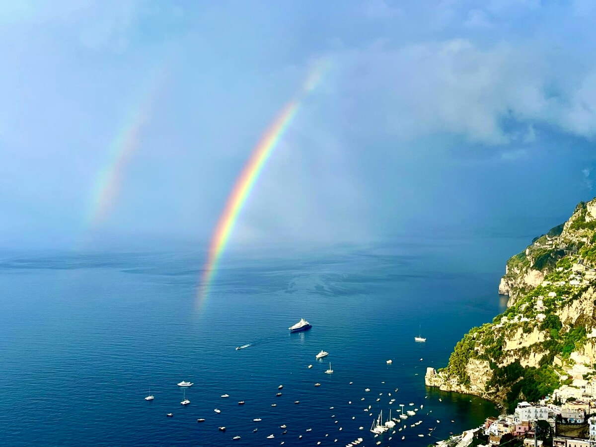 L’arcobaleno “sveglia” Positano: turisti incantanti