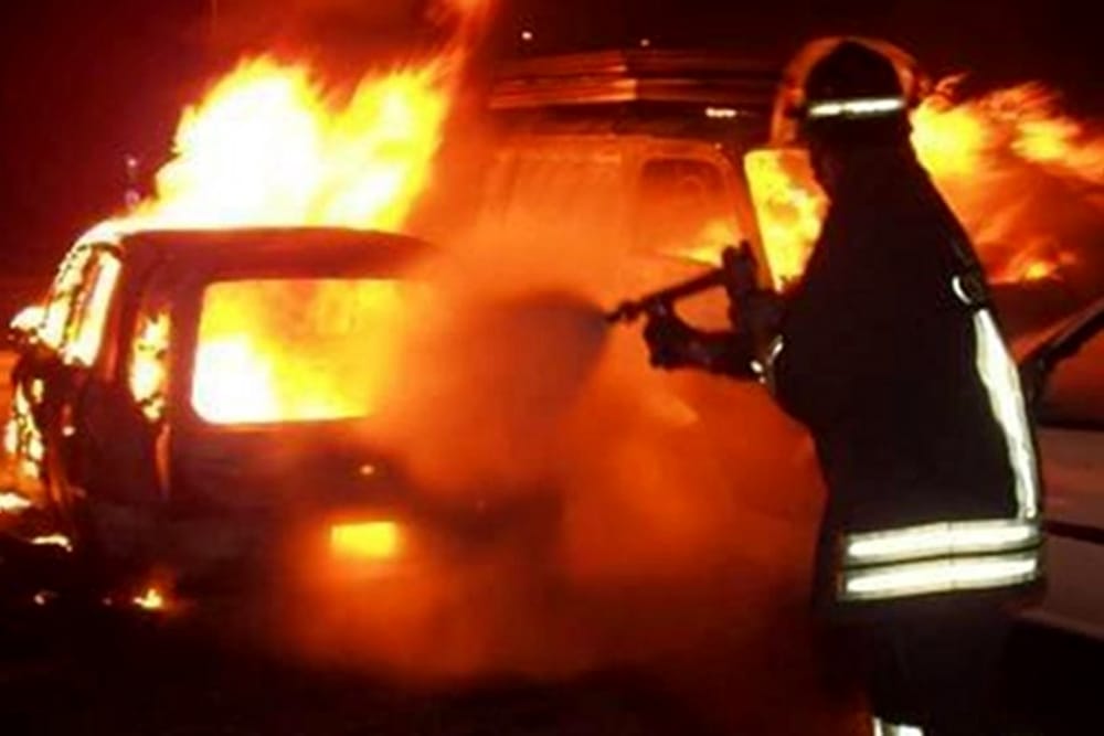 Nocera, a fuoco due auto nella notte: si indaga