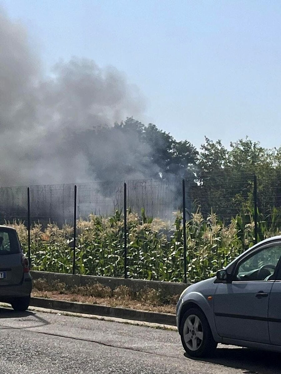 Incendio in una baracca in legno, l’intervento dei vigili del fuoco