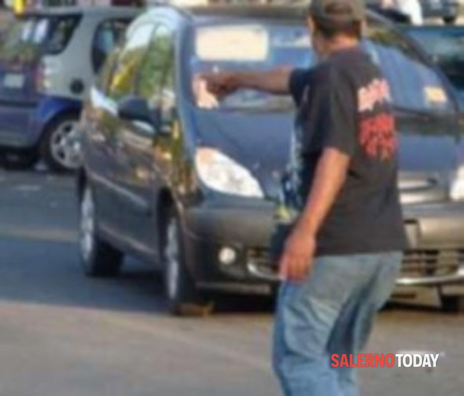 Non pagano il parcheggiatore abusivo e vengono insultate: “Nei nostri confronti parolacce irripetibili”