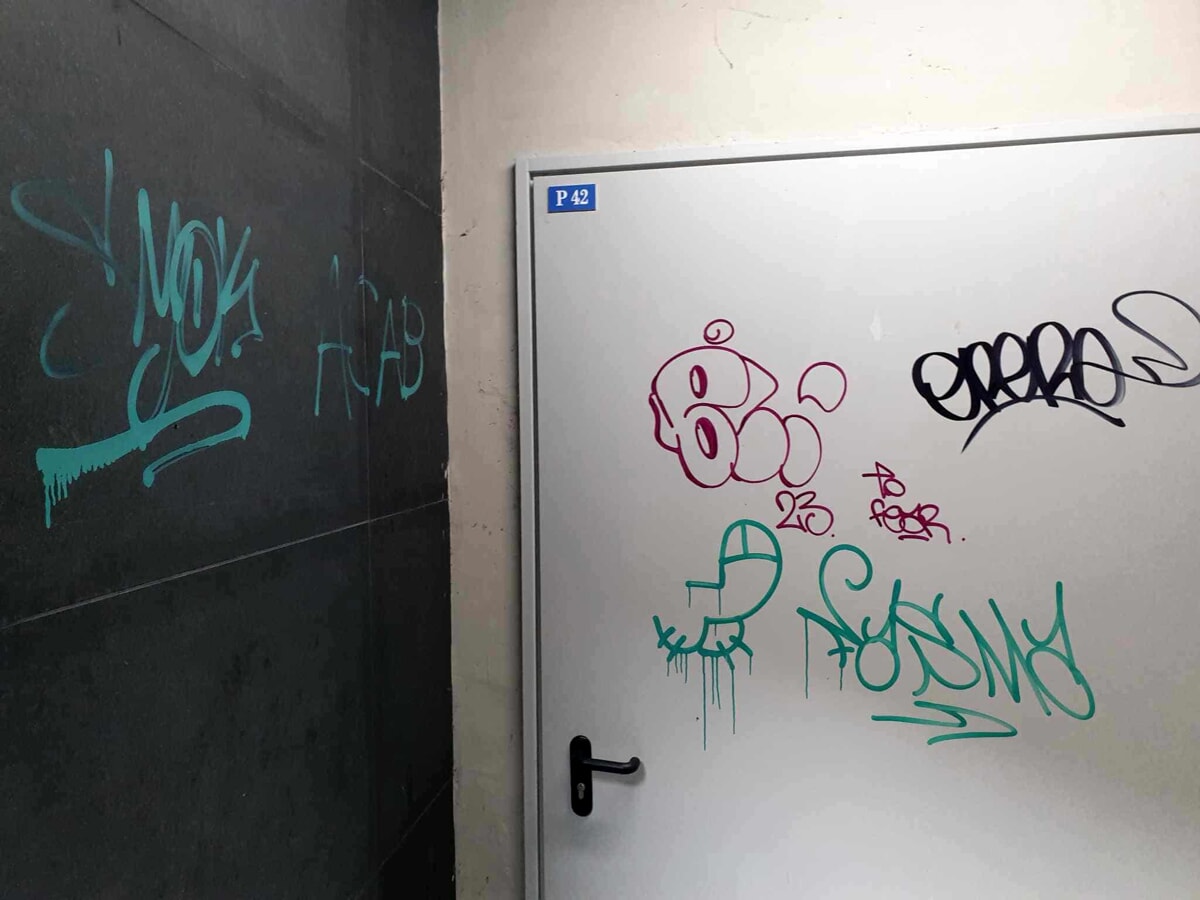 Vandalizzata una scalinata in piazza della Libertà