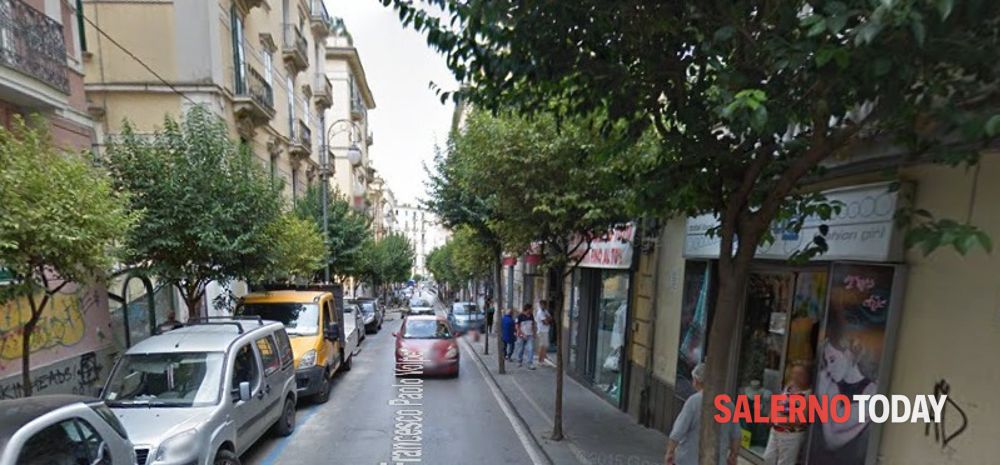 Sfonda il parabrezza di un’ambulanza e poi urina davanti ad un negozio: attimi di tensione a Salerno