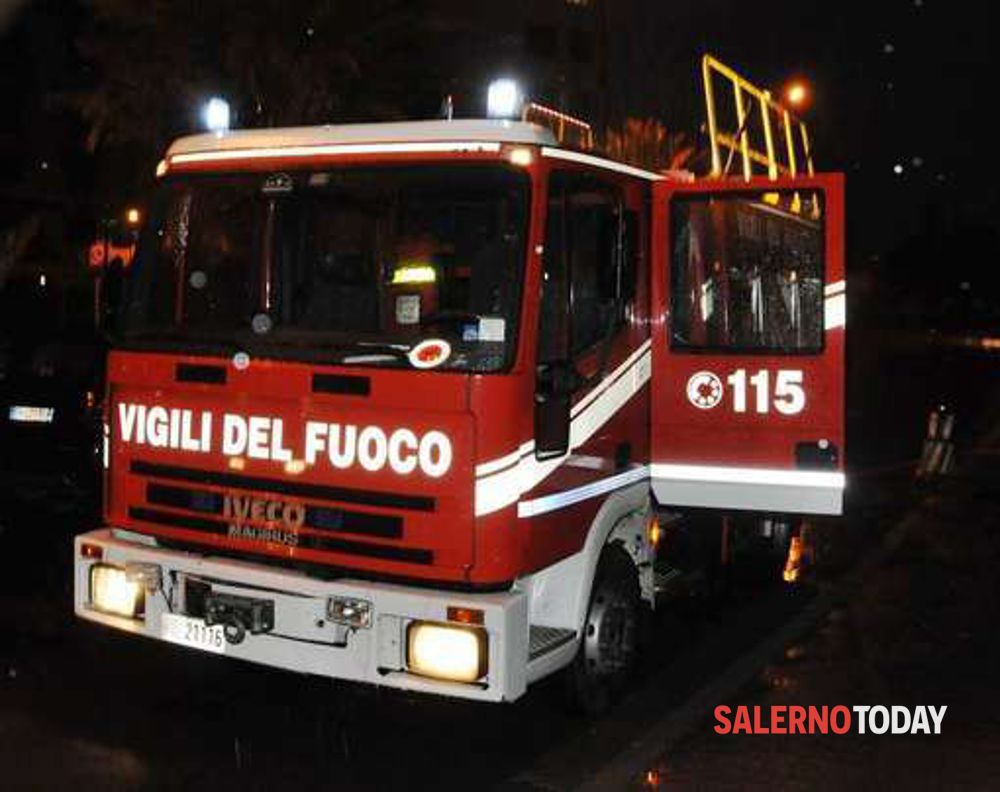 Due auto in fiamme in poche ore nel salernitano: traffico e disagi