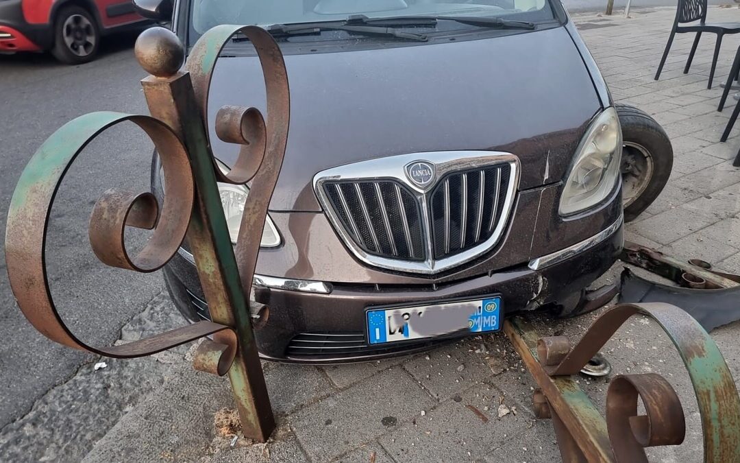 Incidente a piazza della Concordia: perde il controllo dell’auto e si schianta contro un paletto di ferro