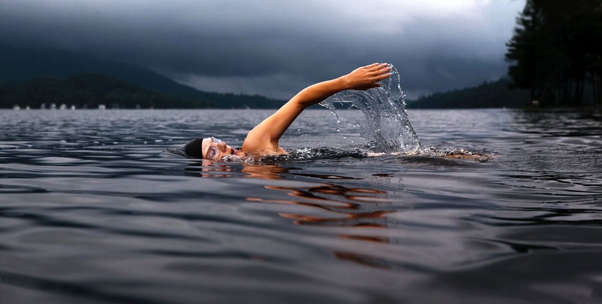 Wild swimming, per nuotare in acque libere: cos’è e dove praticarlo