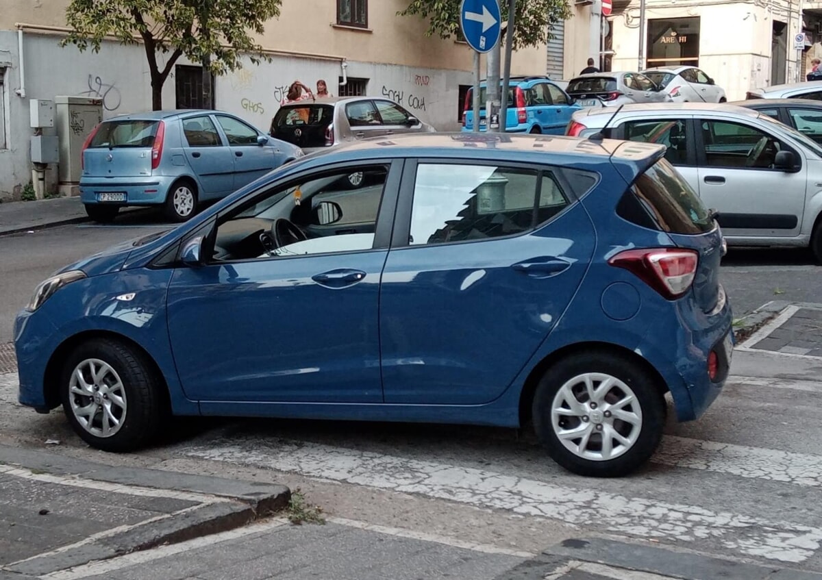 Allarme “sosta selvaggia” da via Aversano a via Lanzalone: le segnalazioni dei lettori