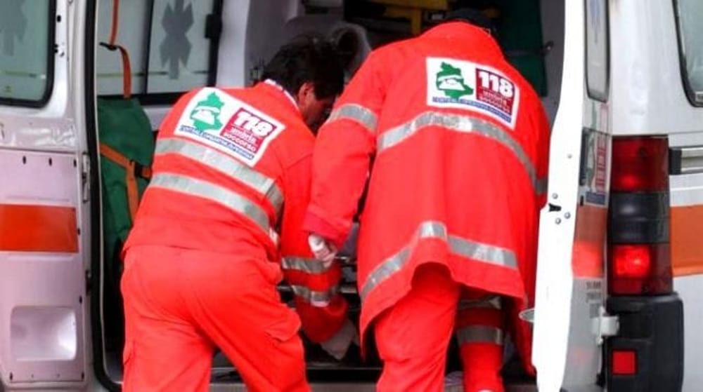 Incidente a San Pietro al Tanagro, auto si schianta contro una cabina del gas e si ribalta: ferito 22enne