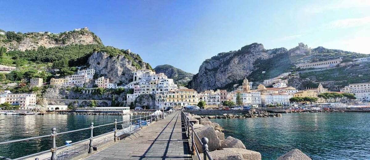 Amalfi, scoperte cinque case vacanza abusive: scattano le multe per i proprietari