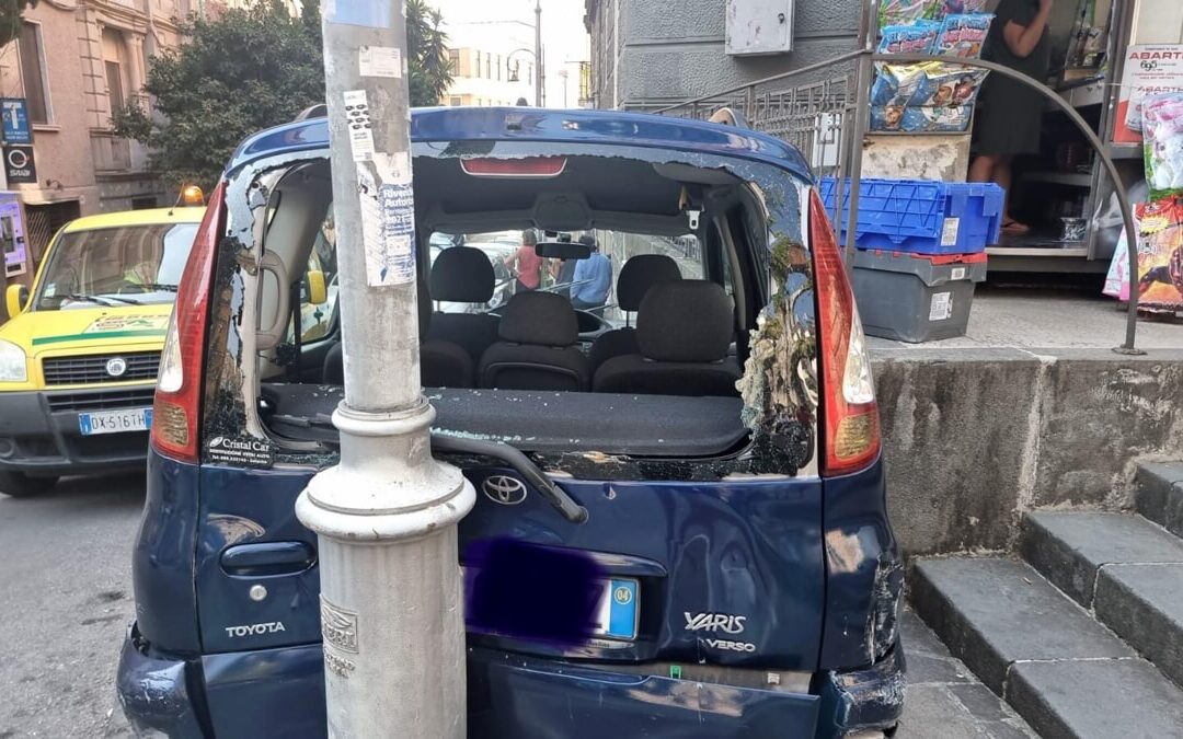 Incidente a Salerno, auto si schianta contro palo: nessun ferito