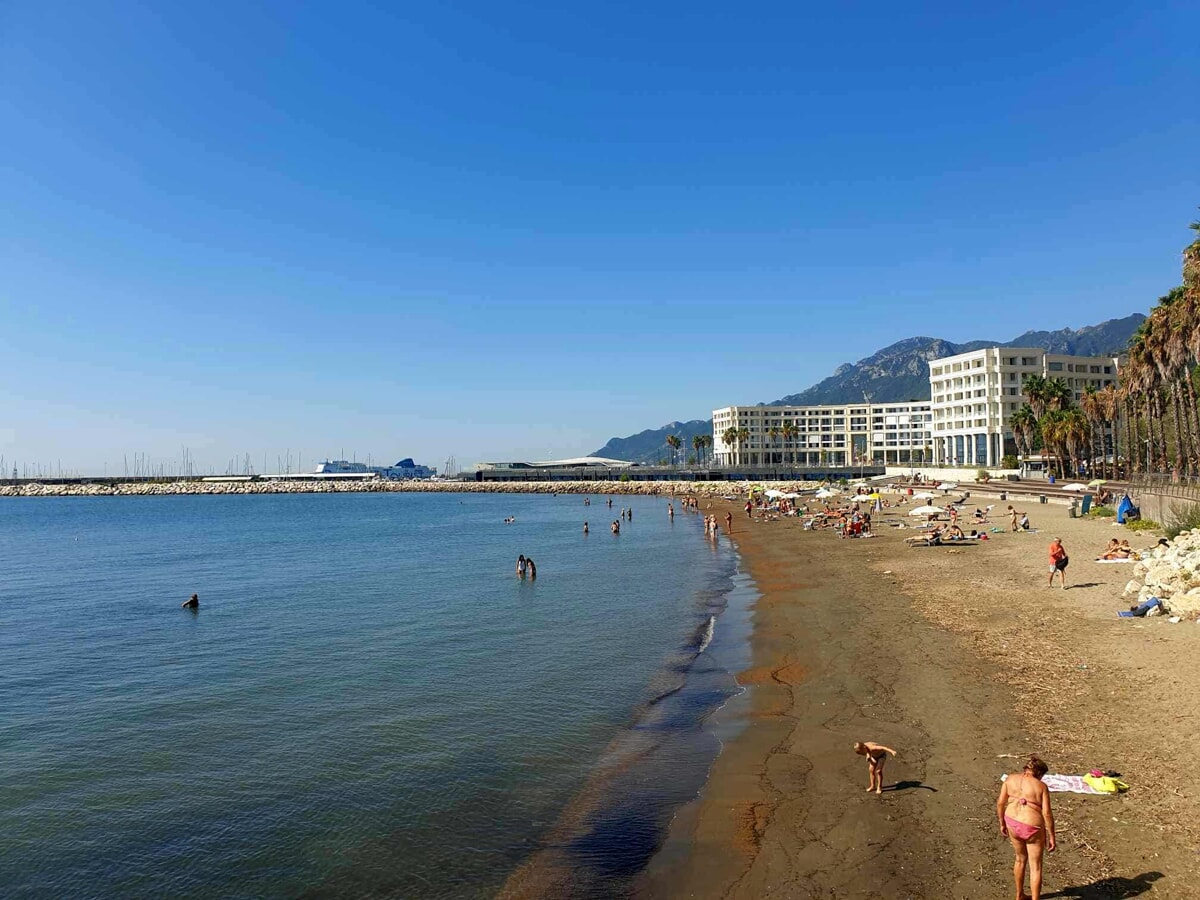 Bagni settembrini: spiagge affollate a Salerno, acqua finalmente limpida ma in alcuni tratti “oleosa”