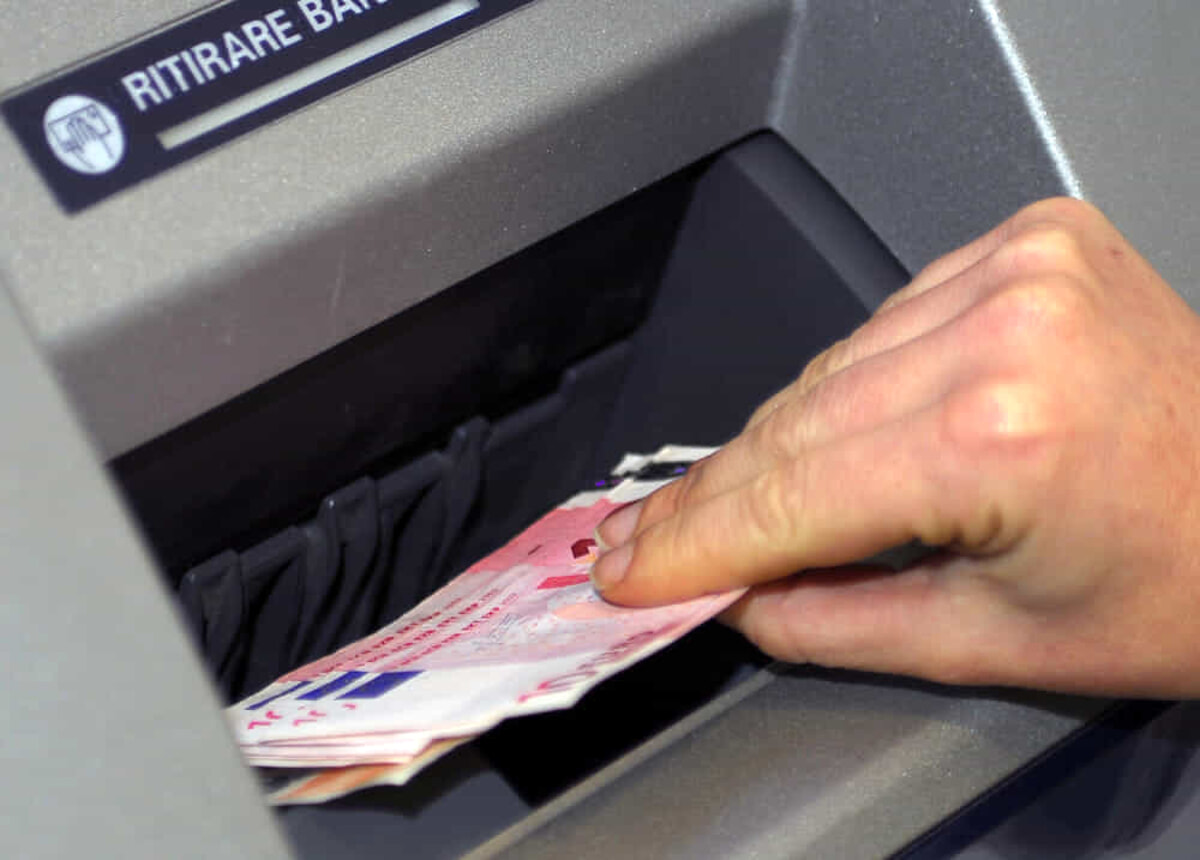 “Dacci i soldi o spariamo”: rapina da 12mila euro a Salerno