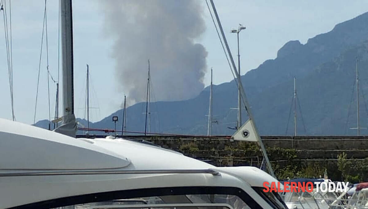 Vasto incendio sulla collina di Erchie: il fumo visibile dal porto di Salerno
