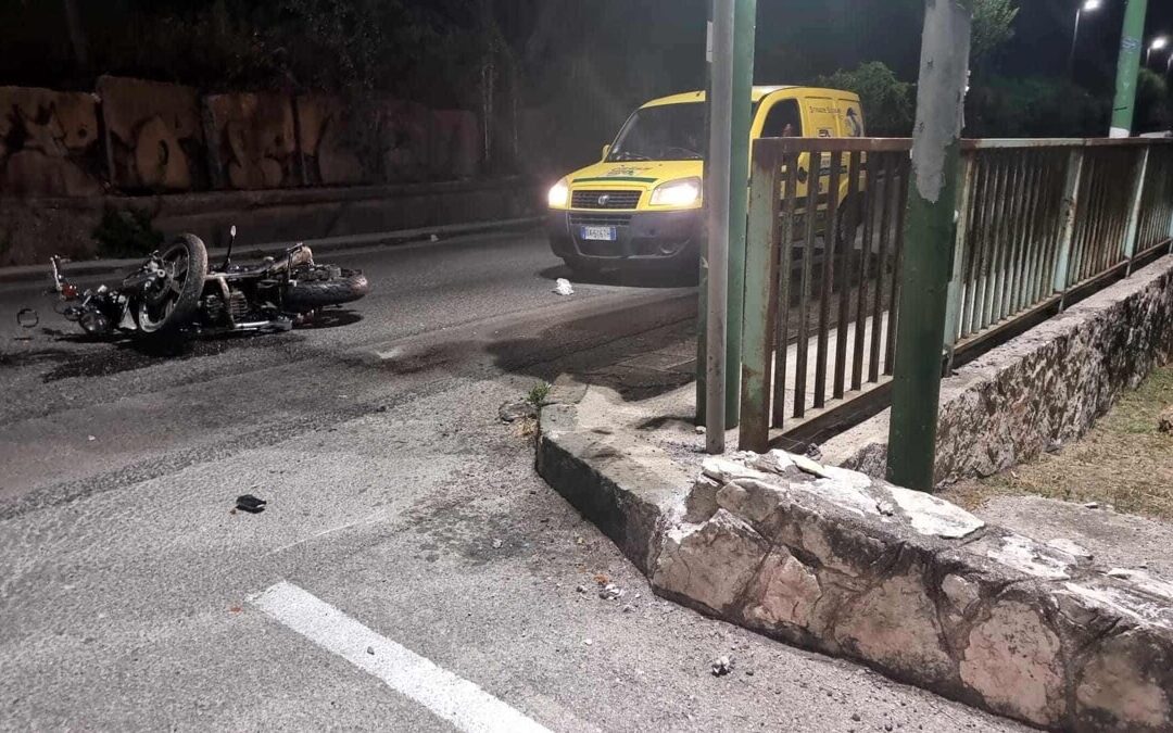 Incidente nella notte in via Grifone: due feriti gravi, si indaga