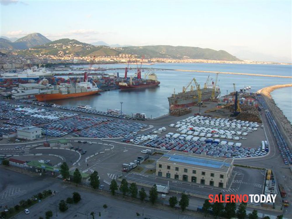 Investiti da un camion su una nave nel porto di Salerno: un morto e un ferito