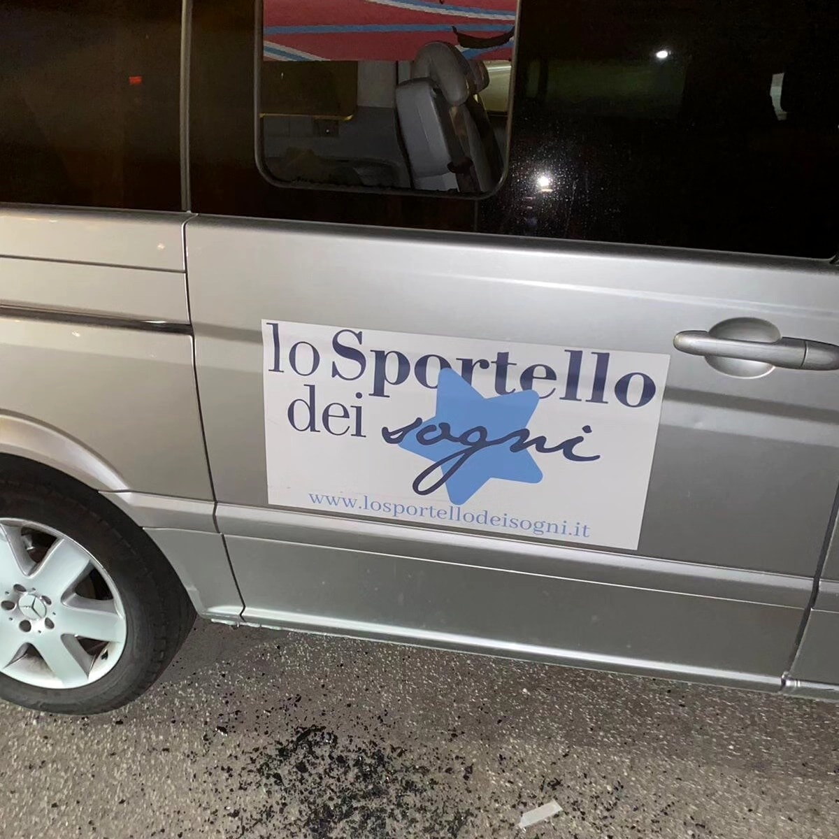 Saccheggiato il furgoncino de “Lo Sportello dei Sogni”, a Salerno: l’appello per recuperare i giochi per i piccoli pazienti oncologici