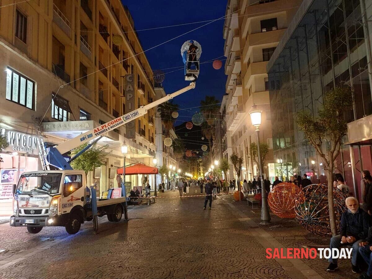 Luci d’Artista, spuntano i primi corpi luminosi su Corso Vittorio Emanuele