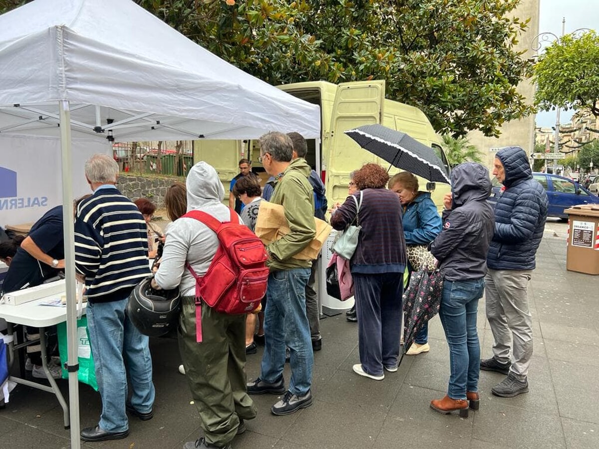 Consegna buste raccolta differenziata: in tanti, sotto la pioggia, nel quartiere Carmine