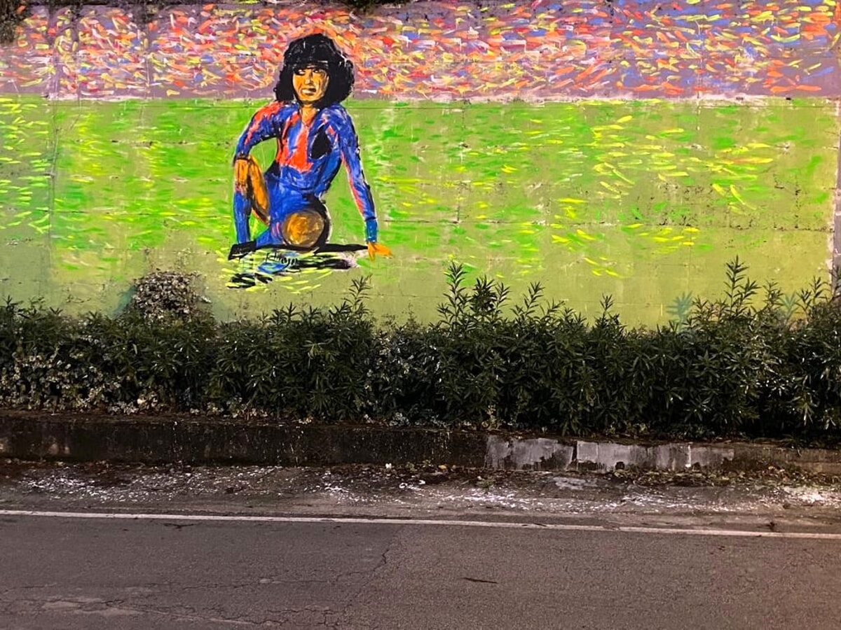 “In nome di D10S”, a Palomonte spunta il murales per Maradona del pittore Fernando Alfonso Mangone