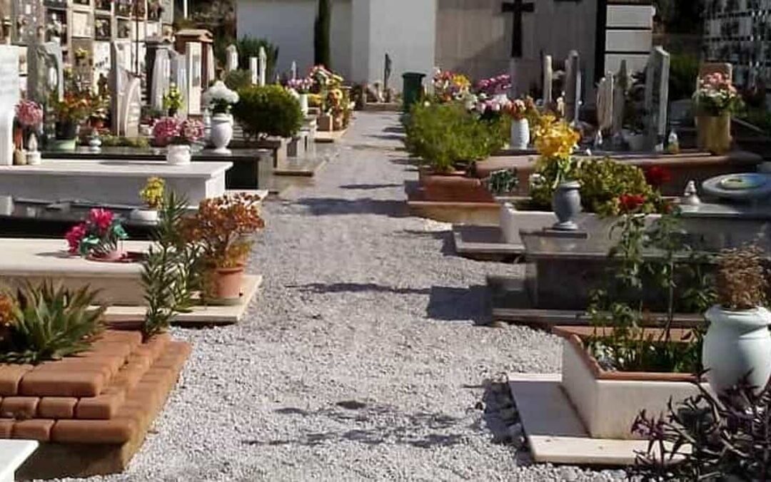 Furto al cimitero di Colliano: rubate cornici, lapidi e portafiori in rame