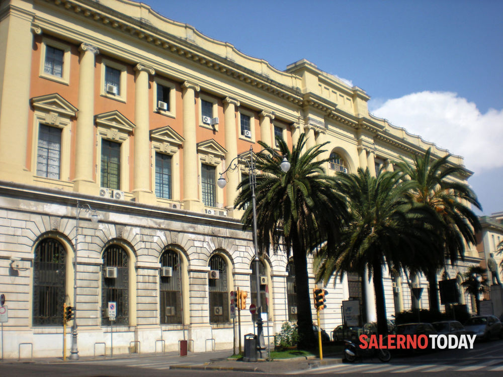 Incendio nell’ex tribunale di Salerno: vigili del fuoco sul posto