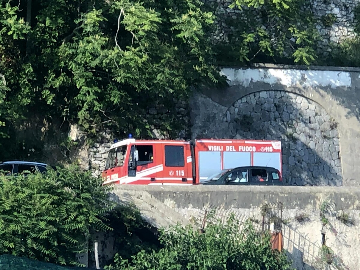 “Ora mi butto giù”, uomo minaccia di lanciarsi dalla finestra: salvato