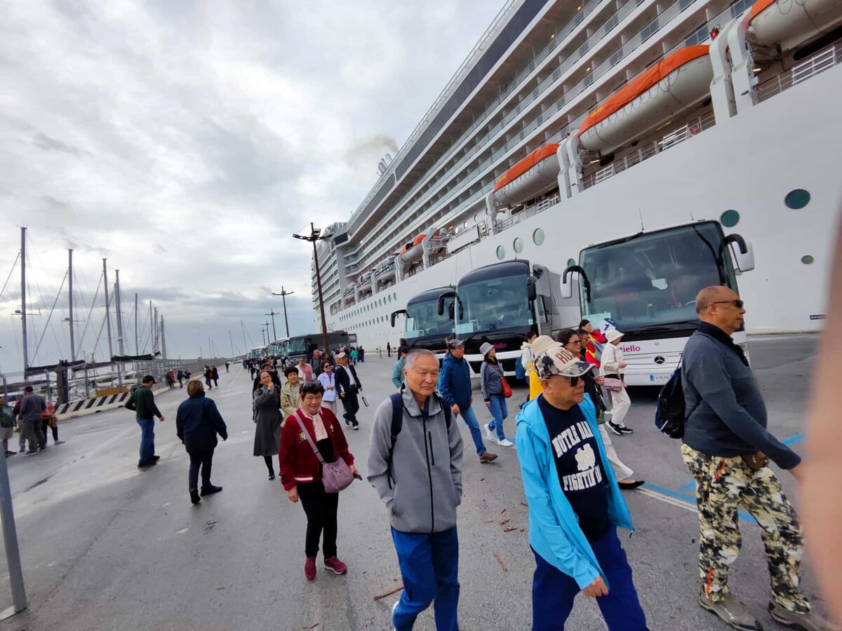 La nave “Msc Musica” attracca a Salerno: 2500 crocieristi in gita nonostante il tempo incerto