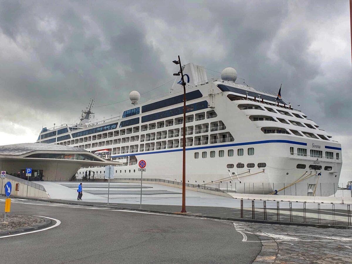 Crociere a Salerno: la Sirena attracca alla stazione marittima, turisti a spasso