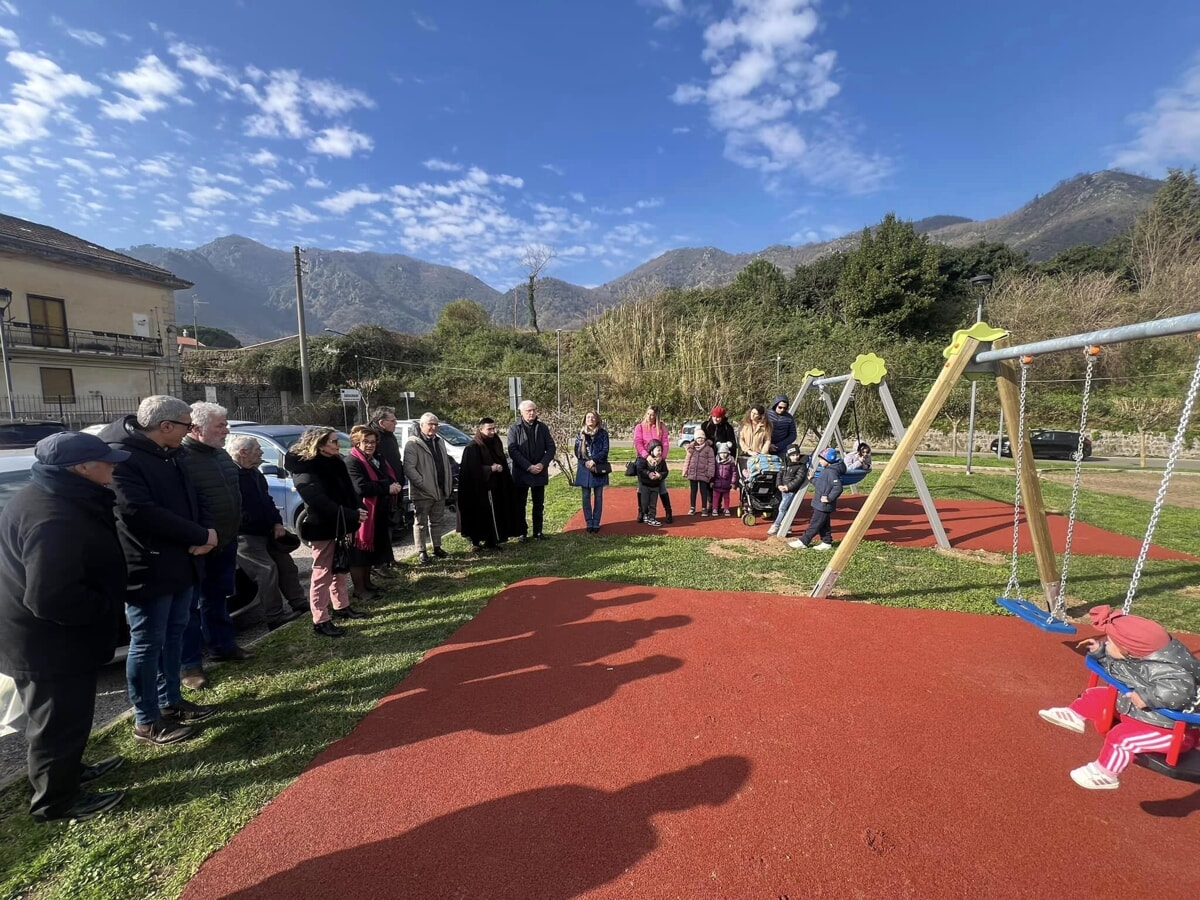 Bambini in festa a Baronissi: inaugurato il nuovo parco giochi alla Villa d’Arlecchino