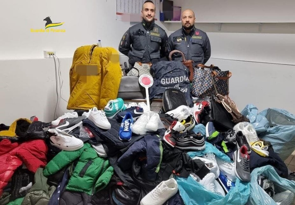 Guardia di Finanza, devoluti 400 capi d’abbigliamento ai cittadini bisognosi