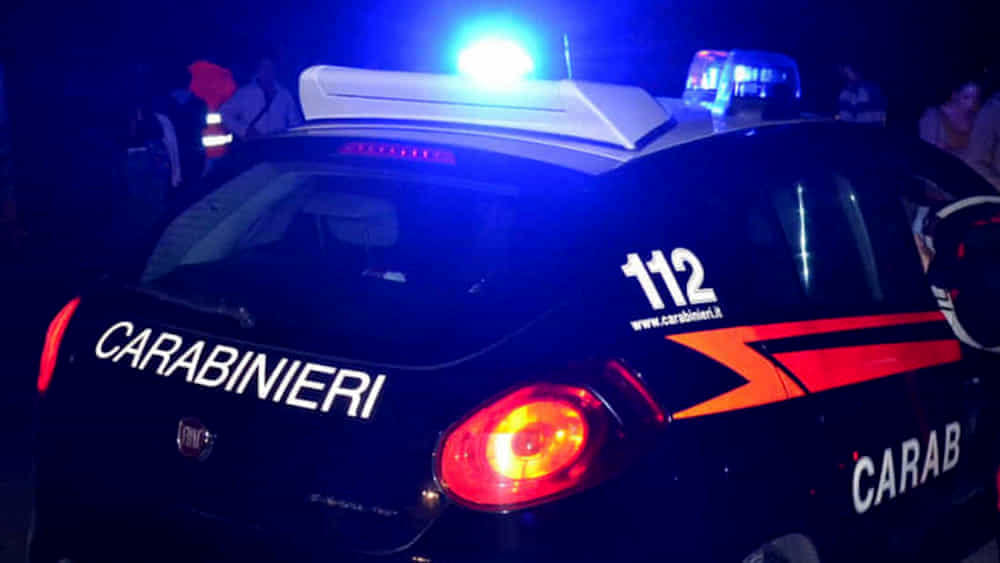 Calci, pugni e testate durante il controllo: feriti 4 carabinieri e 4 poliziotti, 2 arresti