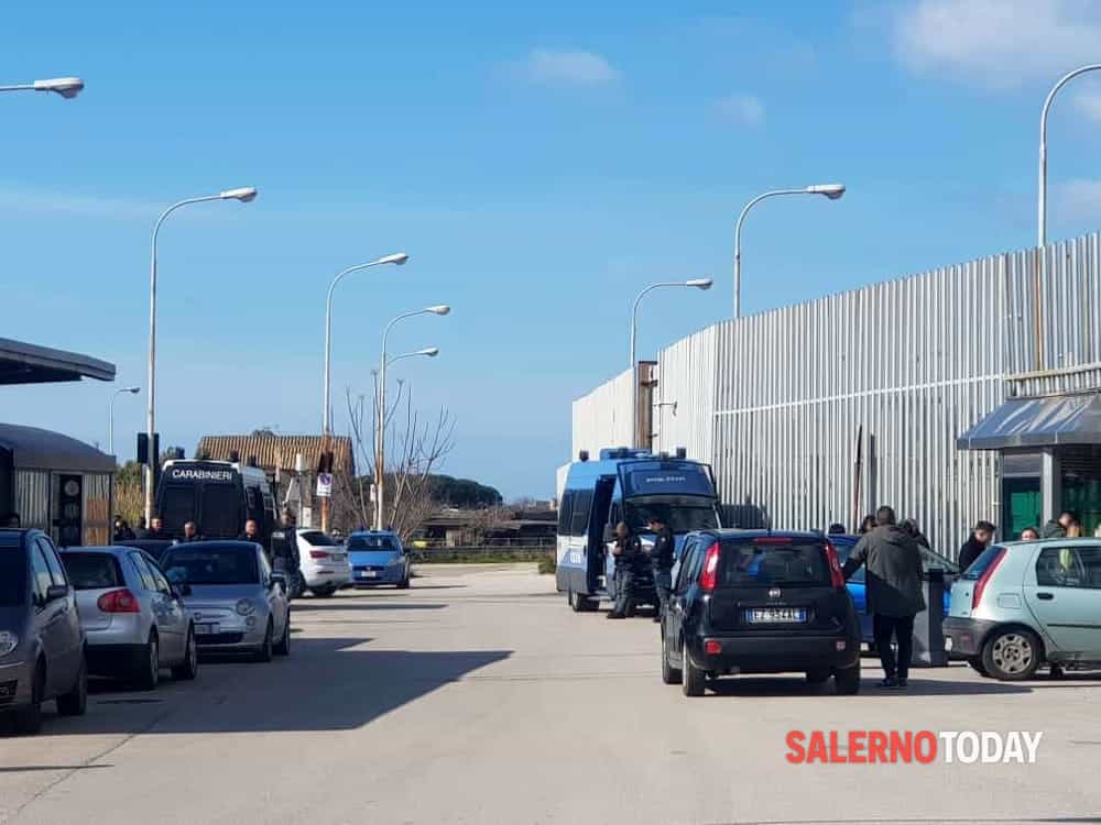 Carcere di Salerno, scovati telefonini delle celle: aggradito un poliziotto