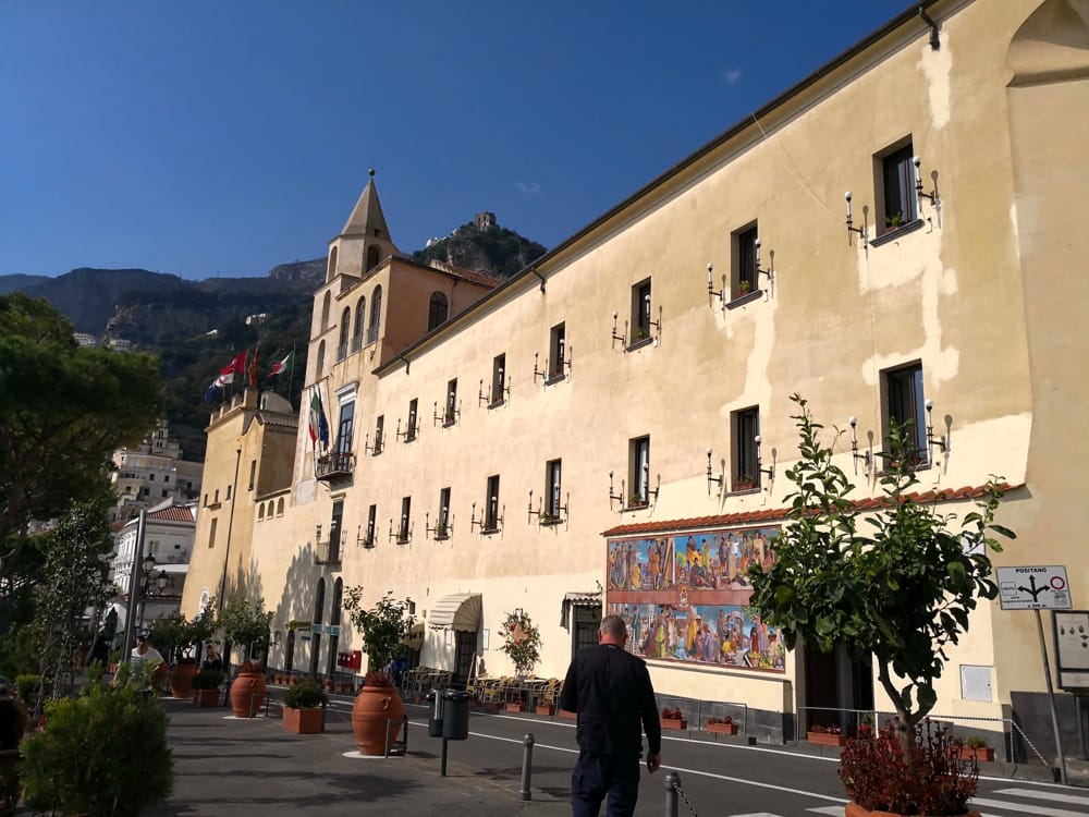 Amalfi, contributi economici straordinari a favore di famiglie disagiate: aperto il bando