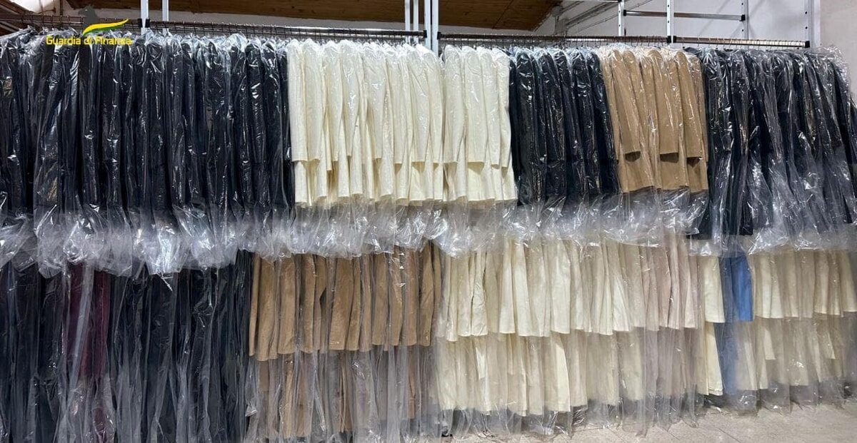 Abbigliamento con marchi contraffatti: scovati 4 negozi nel salernitano, 90mila capi sequestrati