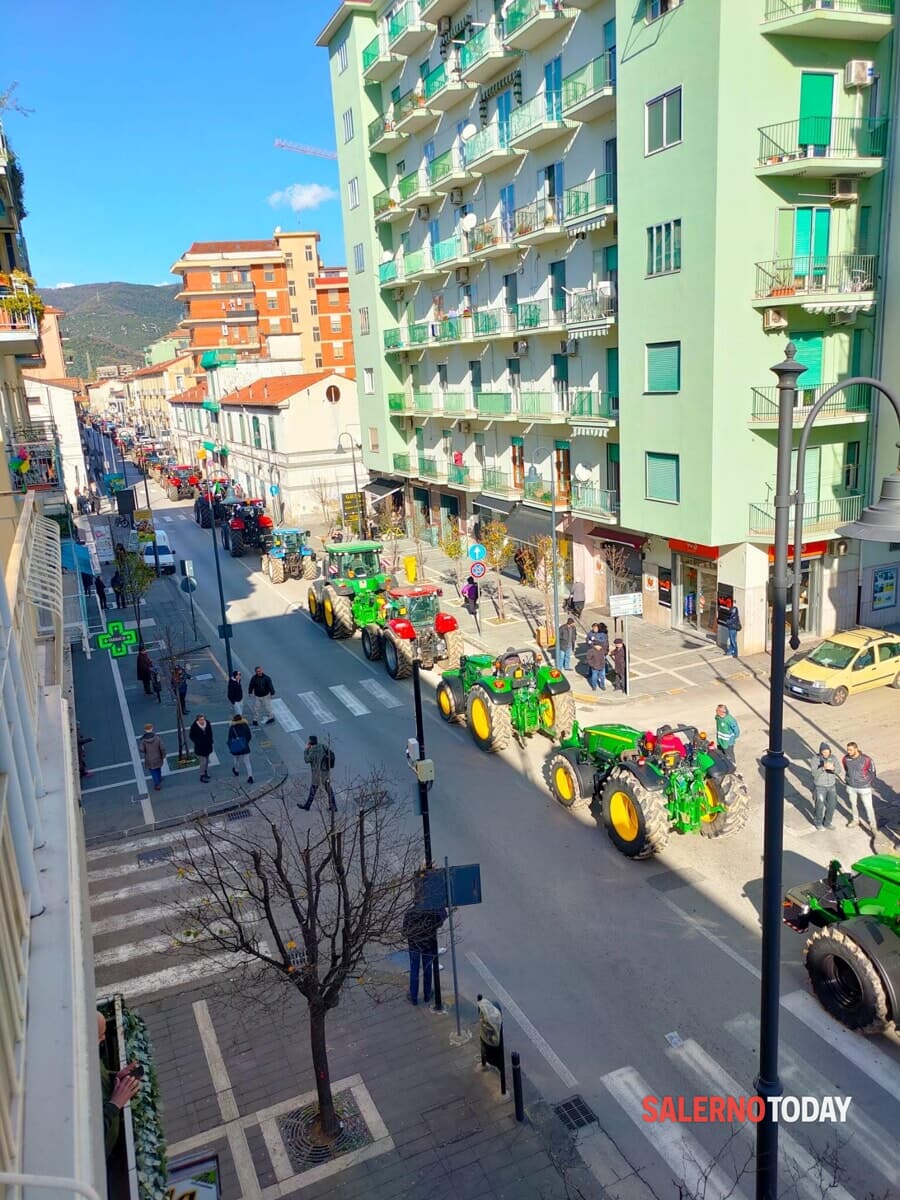 Protesta degli agricoltori, partito il corteo dei trattori da Pontecagnano: in 100 attesi a Salerno