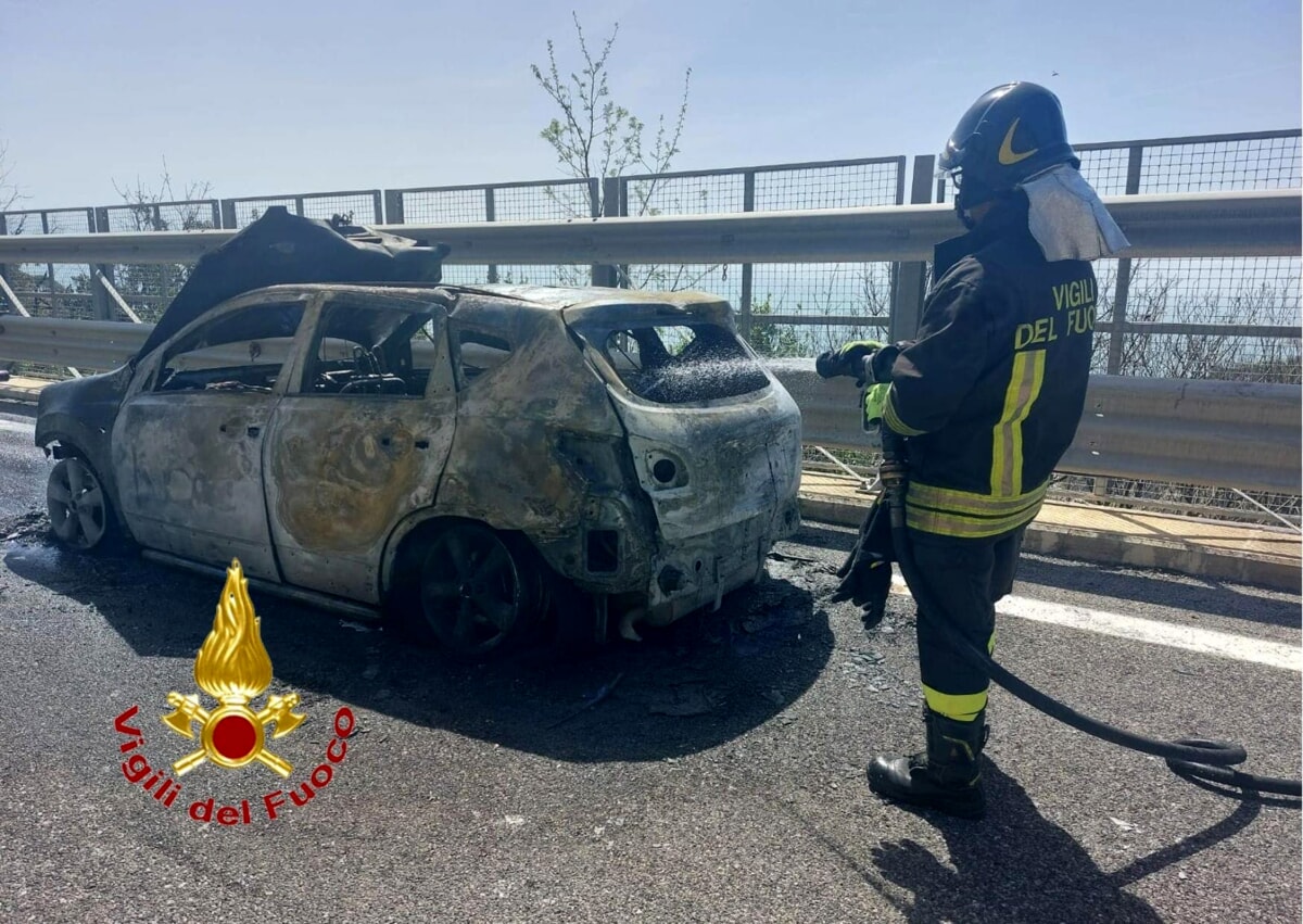 Auto va a fuoco sull’autostrada A3: vivo per miracolo il conducente