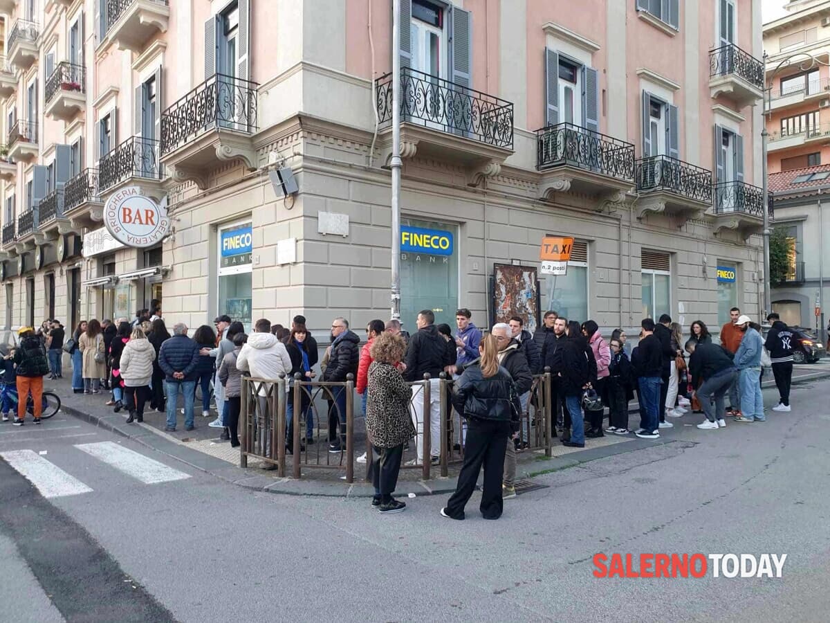 Domenica di sole a Salerno: folla sul lungomare, fila record davanti al bar Nettuno